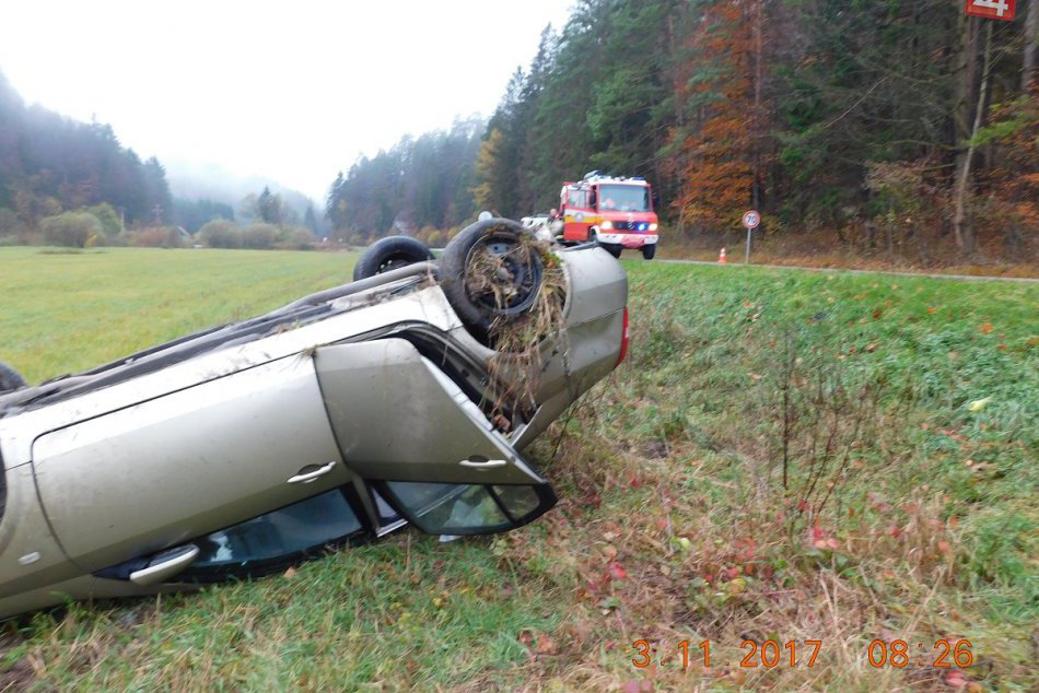 Ilustračný obrázok k článku Žena (19) skončila s autom po dvoch otočkách na streche: FOTO z miesta nehody