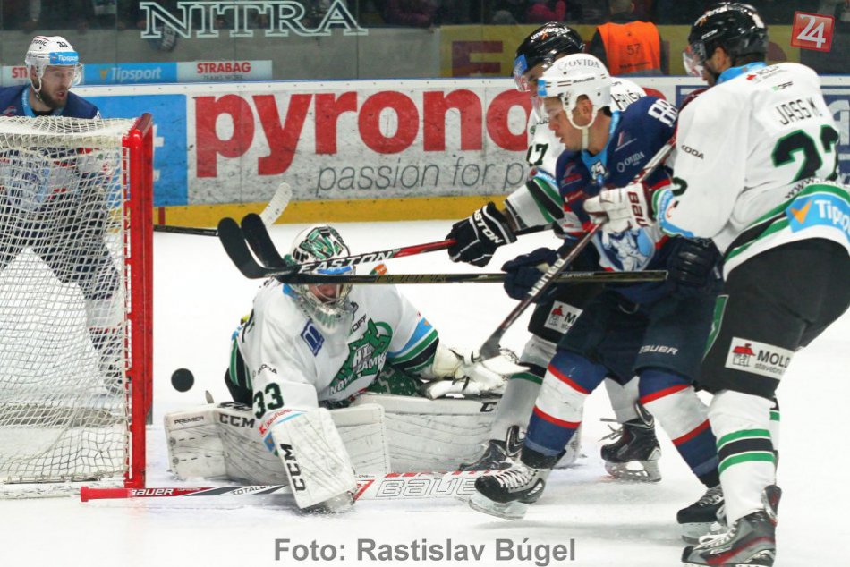 Ilustračný obrázok k článku Hokejisti prehrávali o dva góly: Nitra v Nových Zámkoch otočila a vyhrala