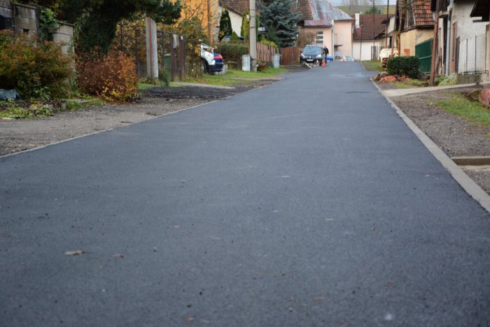 Ilustračný obrázok k článku Rekonštrukcia cesty v Ploštíne: Rozbitú vozovku nahradil nový asfalt