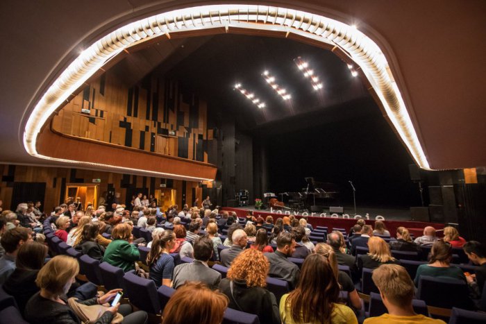 Ilustračný obrázok k článku S divadlom do nekonočna: Pripravte sa na skvelú divadelnú noc!