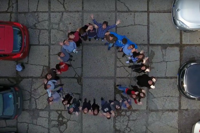 Ilustračný obrázok k článku Zrážka s autom aj počítač letiaci z okna. Vydarené VIDEO bystrických maturantov