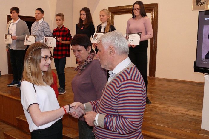 Ilustračný obrázok k článku Súťaž nadaných recitátorov v Humennom: Títo postúpili do celoslovenského finále, FOTO