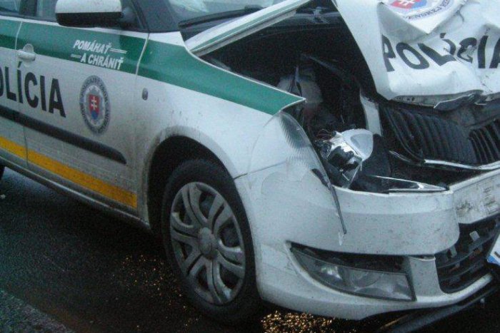 Ilustračný obrázok k článku Zrážka policajného auta s vodičom (60) na mikulášskej križovatke: Hľadajú sa svedkovia