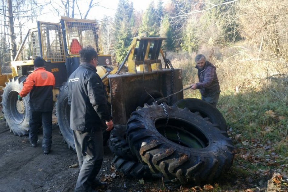 Ilustračný obrázok k článku Mesto Dobšiná svojpomocne likviduje čierne skládky: Stovky pneumatík sú už minulosťou, FOTO
