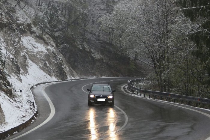 Ilustračný obrázok k článku Nástrahy počasia na cestách: Ohrozuje nás dlhšia brzdná dráha a znížená viditeľnosť