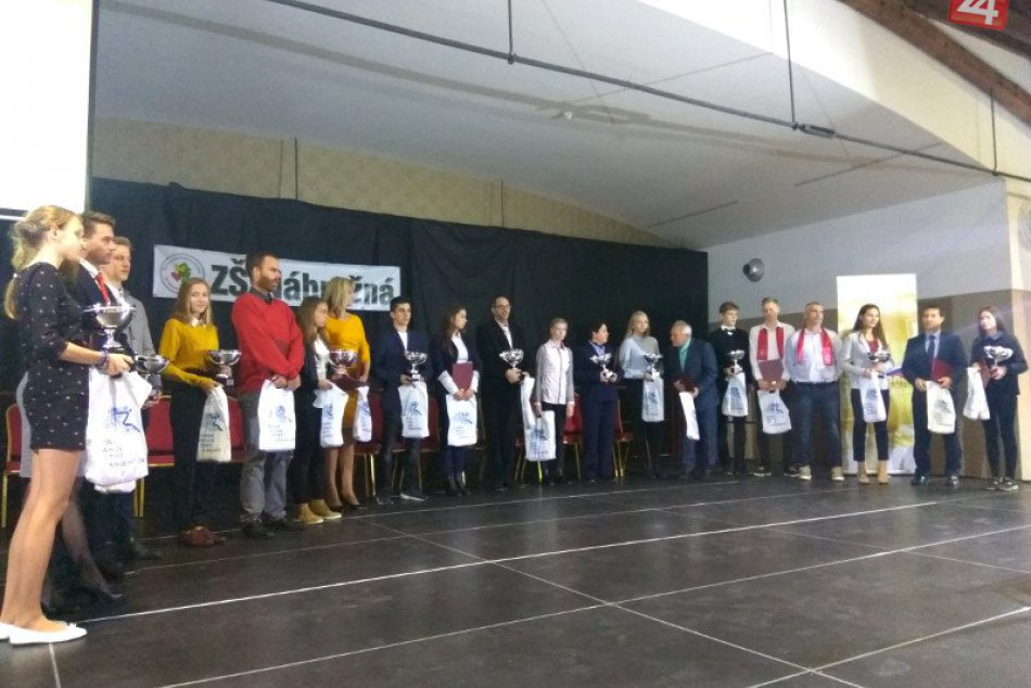 Ilustračný obrázok k článku Poznáme najlepšie školy a žiakov Slovenska: Zámčania sa opäť nestratili, FOTO