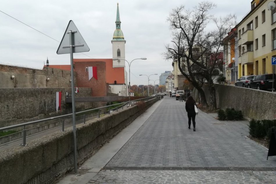 Ilustračný obrázok k článku Parkovanie na Židovskej? Na ulicu v centre mesta sa vráti 11 parkovacích miest