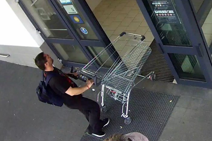 Ilustračný obrázok k článku Polícia naďalej pátra po mužovi, ktorý minulý týždeň dobodal SBS-kára v Dúbravke