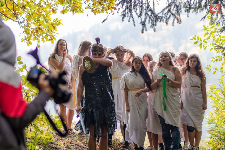 Ilustračný obrázok k článku Bystrickí maturanti v originálnom VIDEU. Zmenili sa na gréckych bohov a bohyne