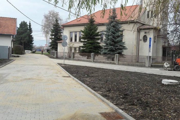 Ilustračný obrázok k článku Rekonštrukcia v okolí palučanského kostola je nakonci: Pozrite si FOTO