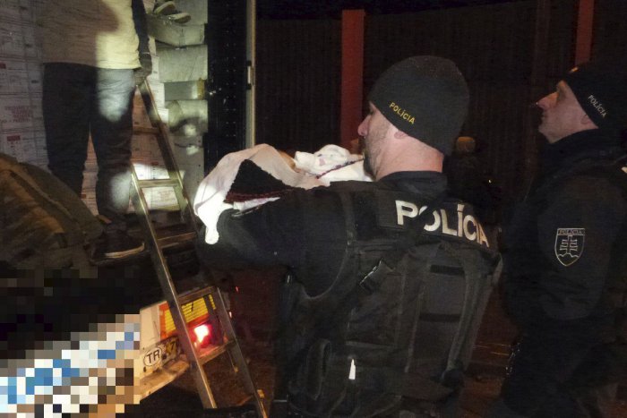 Ilustračný obrázok k článku Colníci v Budatíne otvorili kamióny a vtedy to prišlo: 78 ľudí vnútri! FOTO