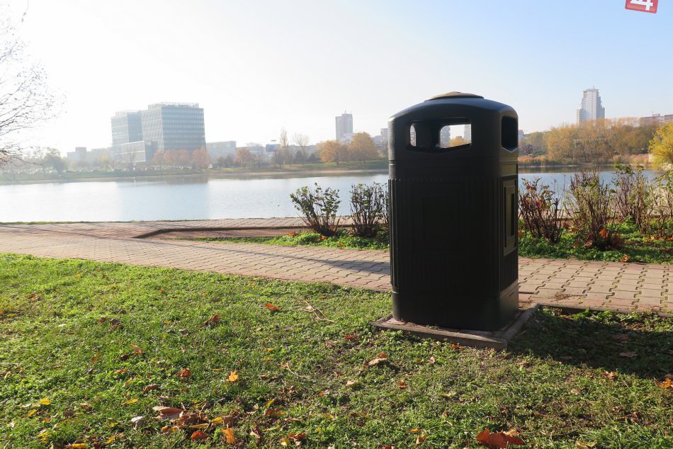 Ilustračný obrázok k článku Ružinov osádza väčšie koše pri Štrkoveckom jazere