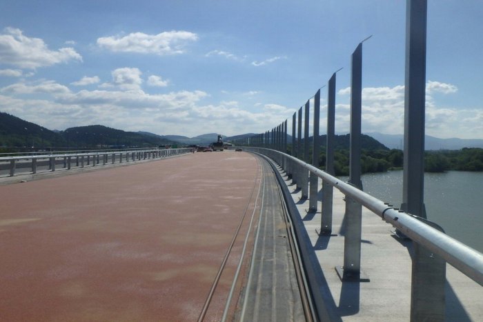 Ilustračný obrázok k článku Časozberné VIDEO, ktoré sa oplatí vidieť: Takto sa stavala D3 okolo Žiliny