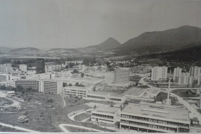 Ilustračný obrázok k článku November 89 v Považskej Bystrici: Čo sa o pohnutých časoch píše v mestskej kronike?