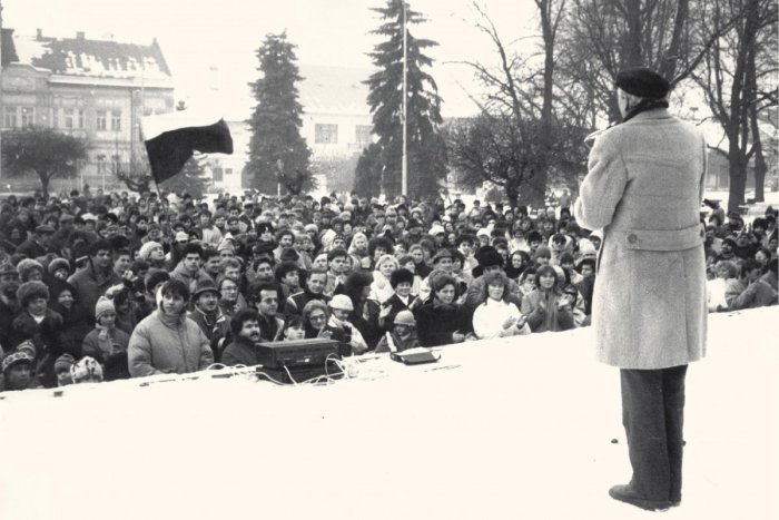 Ilustračný obrázok k článku Ako prebiehala revolúcia v Brezne? Zlomové okamihy Novembra 89 deň po dni