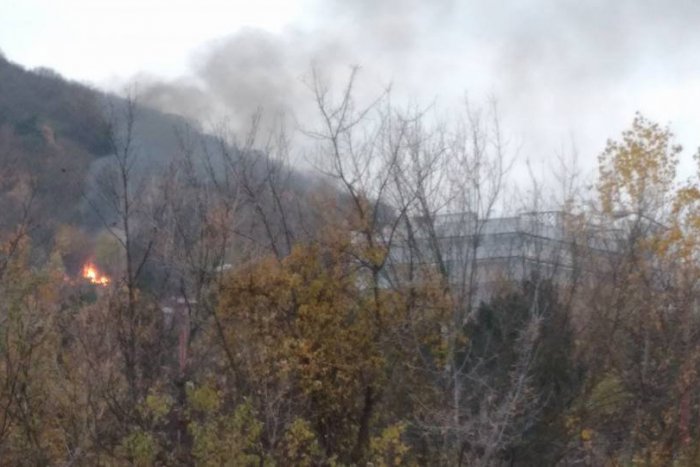 Ilustračný obrázok k článku Polícia vyšetruje úmrtie muža, ktorého telo našli počas hasenia požiaru chatky v Dúbravke