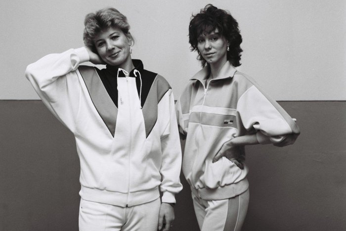 Ilustračný obrázok k článku Módne triky Žiarčaniek: Každá chcela byť Whitney Houston, poslúžili aj rybárske návnady