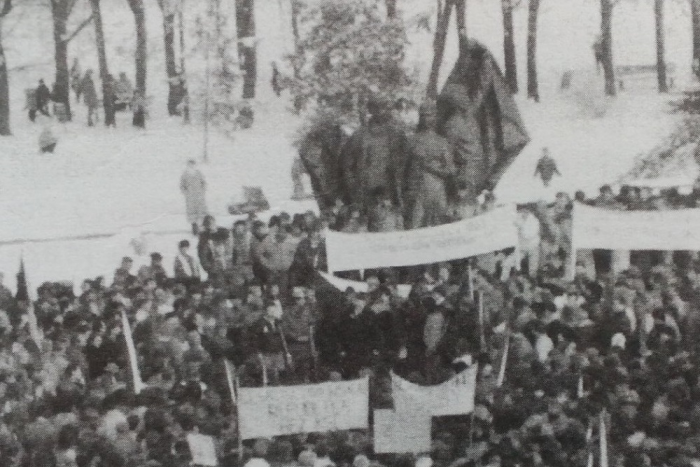Ilustračný obrázok k článku FOTO: Novembrové udalosti neobišli ani Humenné. Námestie v r. 1989 zaplnili tisícky ľudí