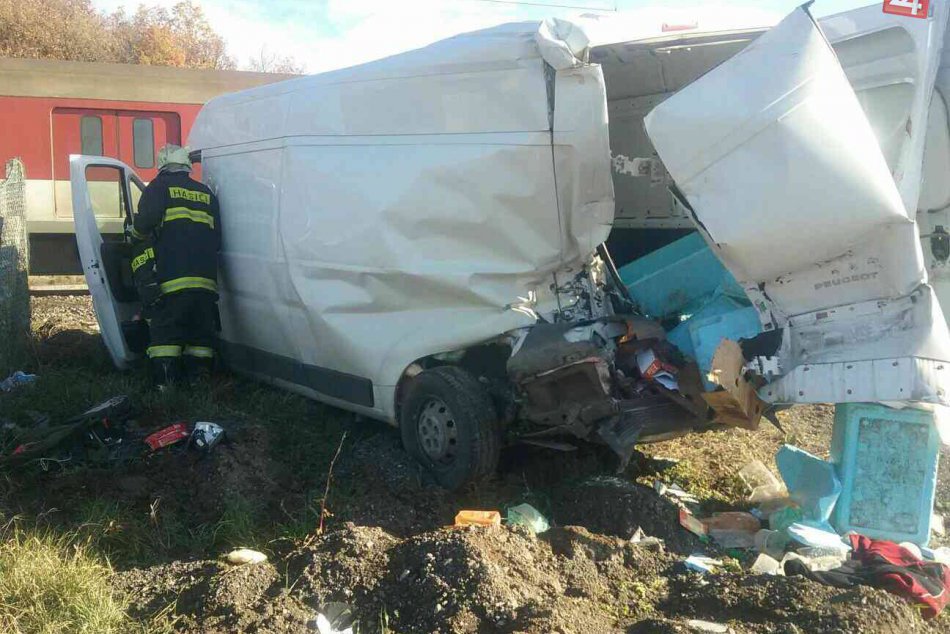 Ilustračný obrázok k článku MIMORIADNA SPRÁVA: V Tlmačoch sa zrazil rýchlik s asi 500 cestujúcimi s dodávkou