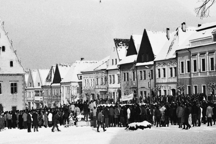 Ilustračný obrázok k článku 1989: Revolucionári v kolkárni