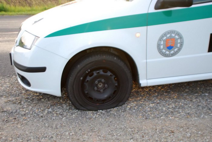 Ilustračný obrázok k článku Nepríjemný pozdrav: Neznámy páchateľ prepichuje gumy nitrianskym policajtom