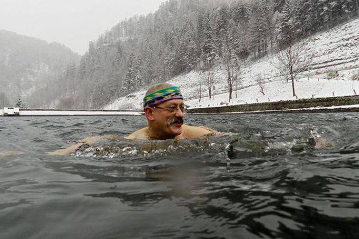 Ilustračný obrázok k článku FOTO: Mrazivé hobby bystrického poslanca. Stresy a trápenia topí v ľadovej vode