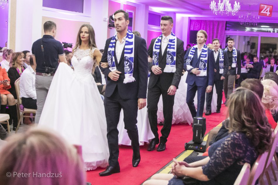 Ilustračný obrázok k článku Takto popradských hokejistov nevídíte často: V oblekoch podporili dobrú vec