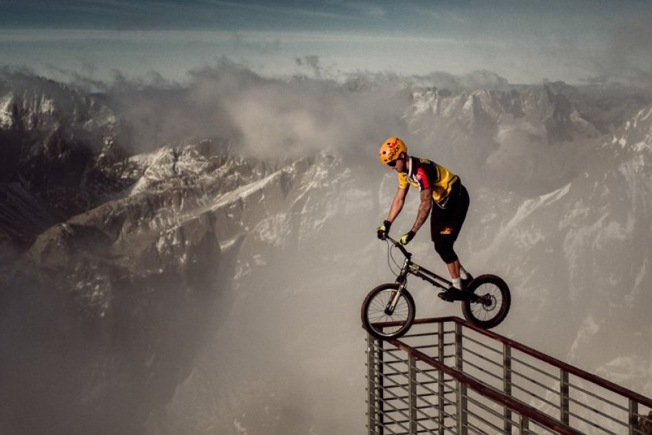 Ilustračný obrázok k článku Kaskadérske kúsky na Lomnickom štíte: Zaváhanie mohlo stáť Kočiša život