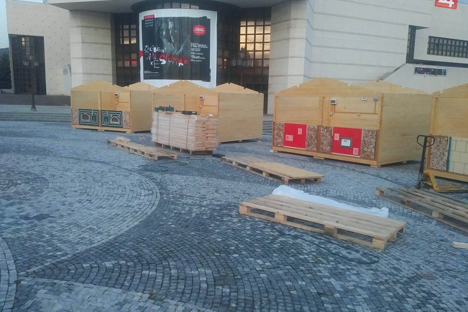 Ilustračný obrázok k článku FOTO: Na námestí v Nitre už rastie vianočné mestečko, čoskoro otvorí svoje brány