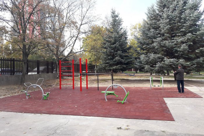 Ilustračný obrázok k článku Žiaci vo Vrakuni si môžu zacvičiť v novom fitparku