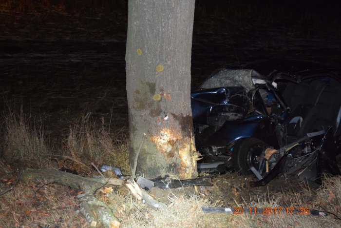 Ilustračný obrázok k článku Tragická nehoda pod Tatrami: Náraz do stromu neprežil vodič osobného auta