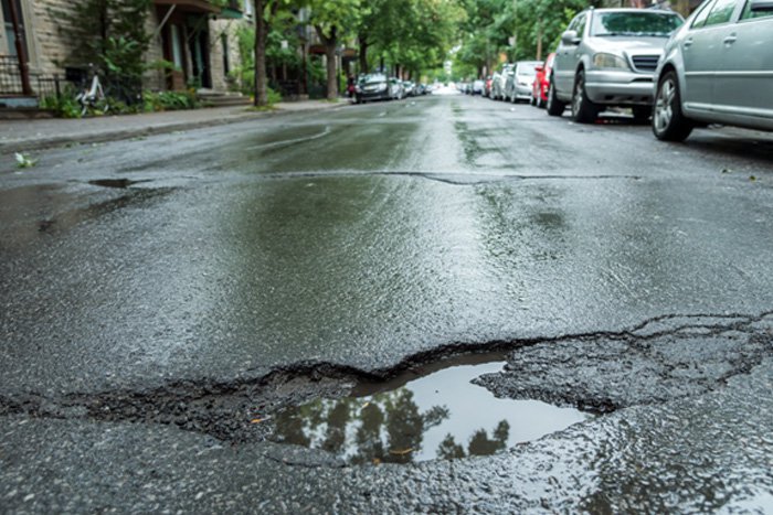 Ilustračný obrázok k článku Výtlky na cestách: Kto je zodpovedný za škodu?