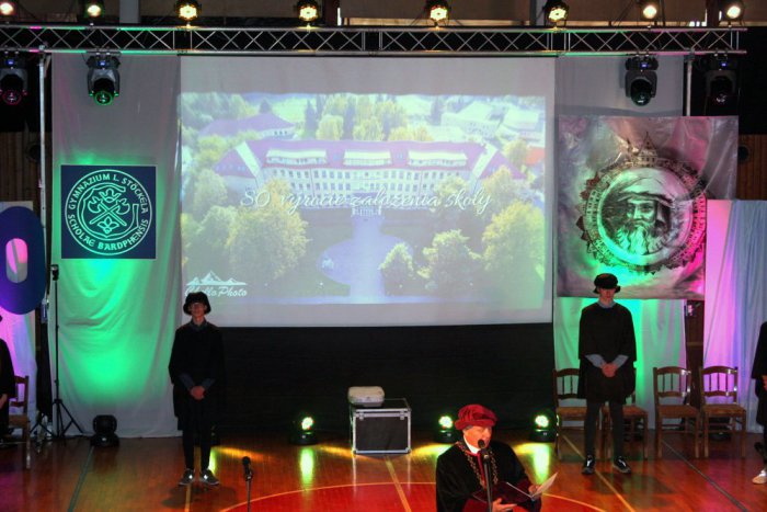 Ilustračný obrázok k článku Maňušky a monterkáči z gymnázia