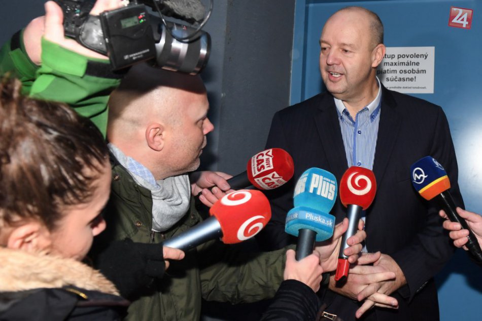 Ilustračný obrázok k článku Pohyb exministra Pavla Ruska monitoruje elektronický náramok