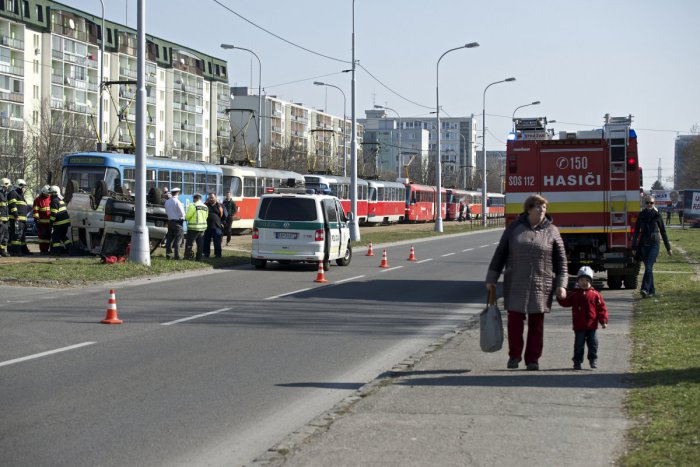 Ilustračný obrázok k článku Tragická nehoda v Ružinove: Muž si ľahol pred prichádzajúcu električku