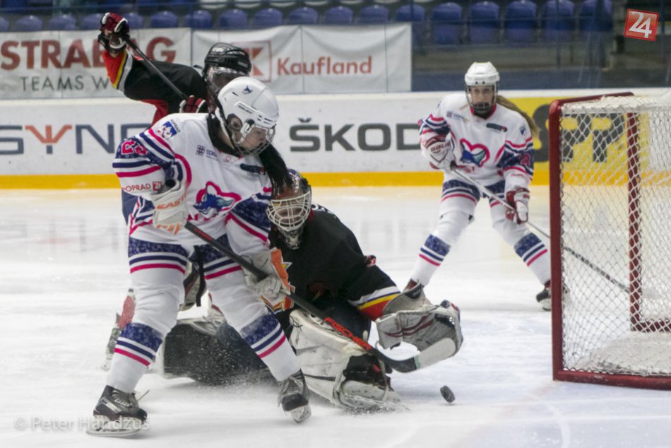 Ilustračný obrázok k článku Vynovené Popradské líšky: Dresy s modrotlačou pokrstili výhrou