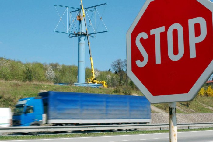 Ilustračný obrázok k článku Polícia radí: Kedy vodič nemusí zastaviť na stopke? VIDEO