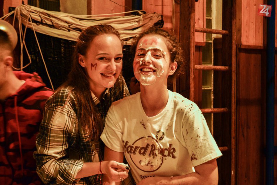 Ilustračný obrázok k článku Návrat nesmrteľného retro štýlu: Žiaci nového gympla čelili výzvam