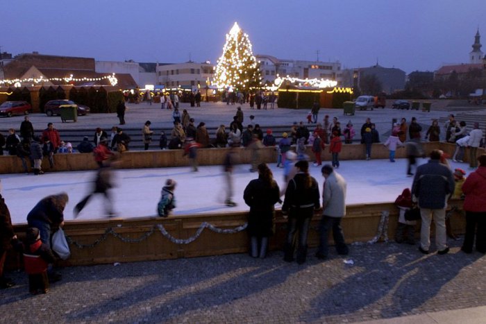 Ilustračný obrázok k článku Verejné klzisko na námestí počas Vianoc Nitra nemá: Aký dôvod uviedla radnica?