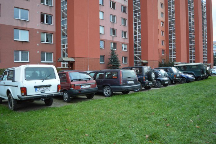 Ilustračný obrázok k článku Autovraky na Vlčincoch: Ľudia už toho majú dosť, mestskí spravili prvý krok, FOTO