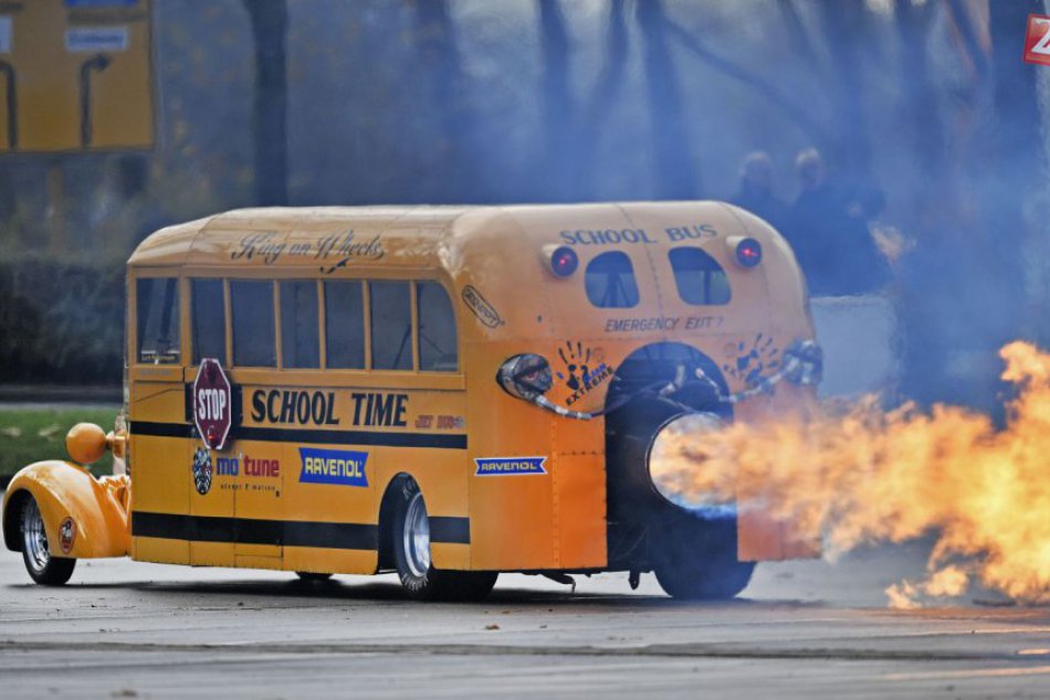 Ilustračný obrázok k článku KURIOZITA DŇA: V Nemecku si diváci pozreli školský autobus s výkonom 25-tisíc koní