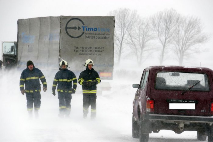 Ilustračný obrázok k článku Sneh spôsobuje problémy: Hasičov zamestnávajú spadnuté stromy, zapadol aj autobus