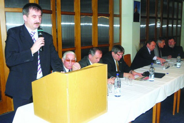 Ilustračný obrázok k článku Ján Labanc z Kobýl naďalej na čele okresného futbalu