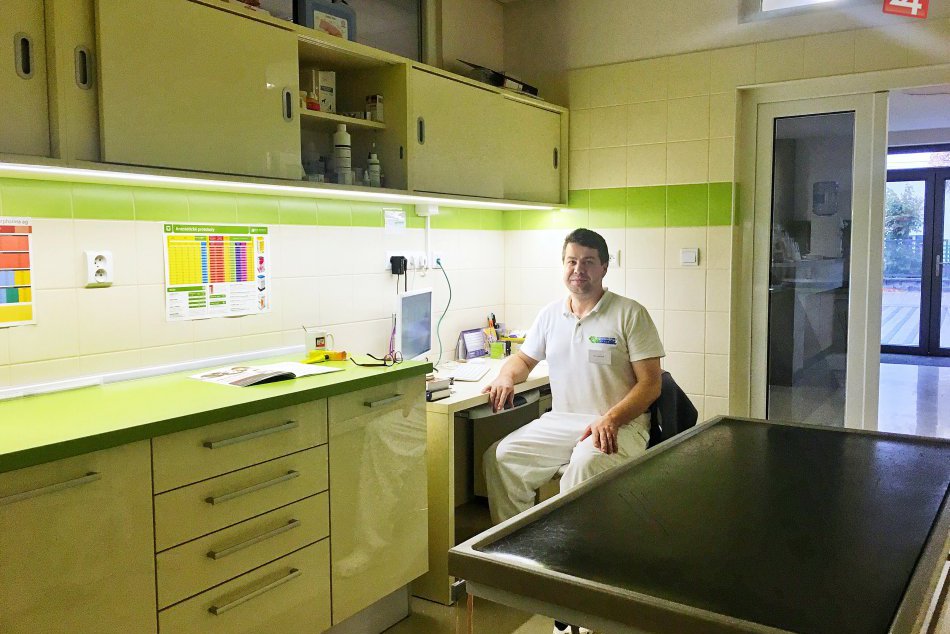 Ilustračný obrázok k článku Pozná ho veľa milovníkov zvierat: Rozhovor s michalovským veterinárom Petrom Kocákom