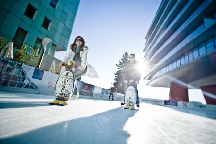 Ilustračný obrázok k článku Klzisko v River Parku otvoria Olaf, Elza, Mikuláš aj Dominika Mirgová