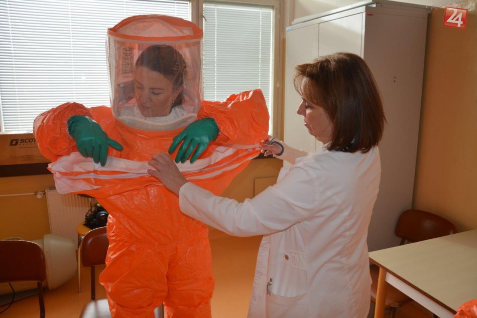 Ilustračný obrázok k článku Bystrickí infektológovia v akcii. Cvičili, ako pristupovať k ľuďom s nebezpečnou nákazou