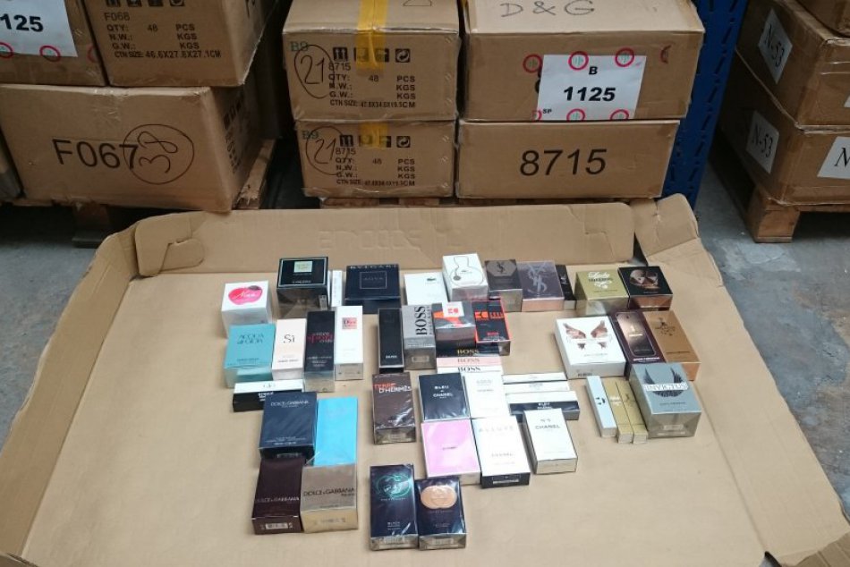 Ilustračný obrázok k článku Bratislavskí colníci zadržali falošné parfumy za viac ako 70 000 eur