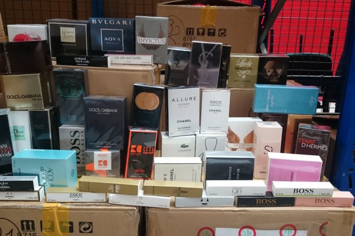Ilustračný obrázok k článku Colníci zadržali takmer 7 000 falošných parfumov svetoznámych značiek