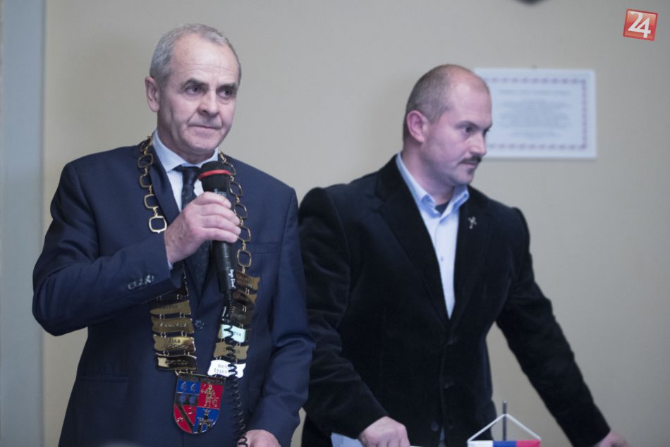 Ilustračný obrázok k článku Rokovanie krajských poslancov poznačili slovné prestrelky medzi Kotlebom a Lunterom