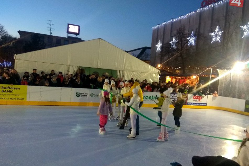 Ilustračný obrázok k článku Na námestí v Zámkoch otvorili klzisko: Po dvoch mesiacoch sa bude sťahovať inde